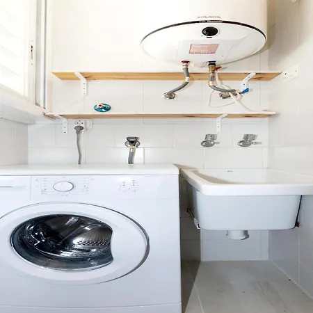 Beautiful 2-bedroom For 5 People Apartment Roses